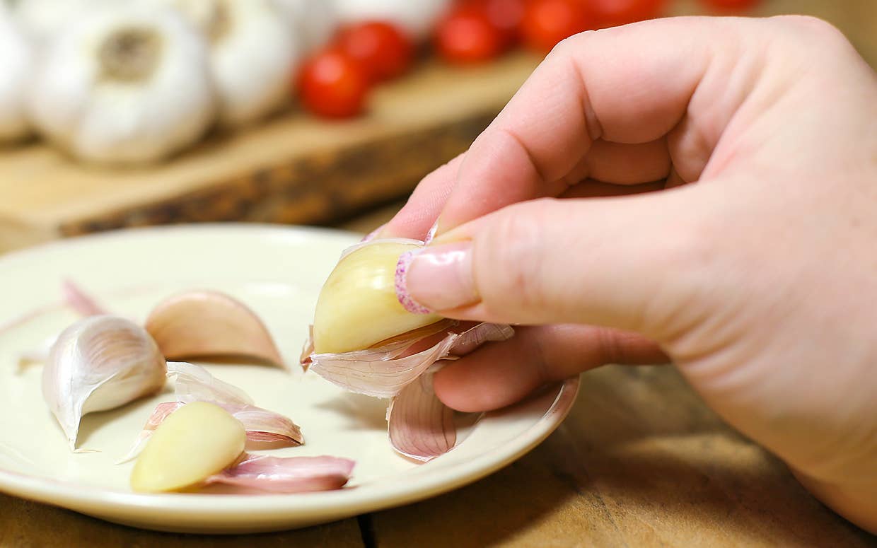How to Peel Garlic in 7 Seconds?